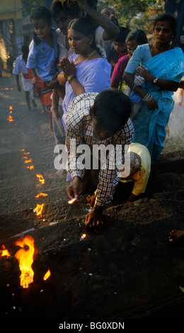 Pigrims touch fire monter les marches de la Temple Palani Murugan Palani, Tamil Nadu pendant le festival annuel de Thaipusam Hindou Banque D'Images