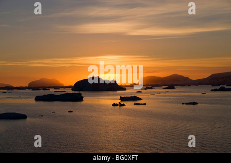 Lever du soleil sur la glace dans l'Antarctique, la péninsule Antarctique, l'Antarctique, régions polaires Banque D'Images