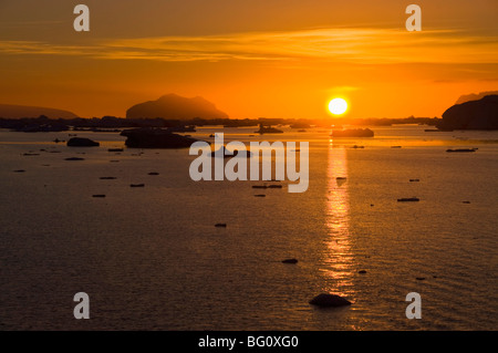 Lever du soleil sur la glace dans l'Antarctique, la péninsule Antarctique, l'Antarctique, régions polaires Banque D'Images