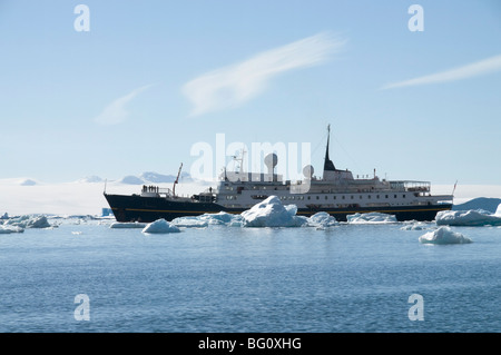 Tour de bateau dans la glace près de Brown Bluff, Péninsule Antarctique, l'Antarctique, régions polaires Banque D'Images