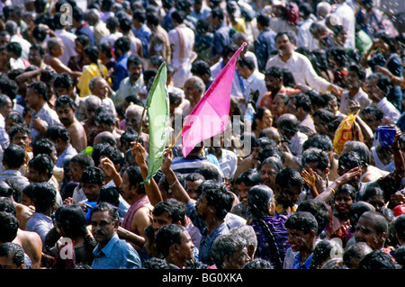 Pèlerins/dévots prendre une immersion sainte et splash sur l'un l'autre dans le temple Mahamaham réservoir pendant l'Hindu Kumb Mela festival qui est célébré tous les 1'2 ans dans une petite ville appelée temple-Kumbkonam dans l'Etat du Tamil Nadu, en Inde. On croit que l'adoption d'une baignoire ou d'aspersion d'eau le réservoir sur leurs corps ne les purifier de tous leurs péchés. Ce festival, appelé le festival Mahamaham, a eu lieu en mars 2004. Banque D'Images