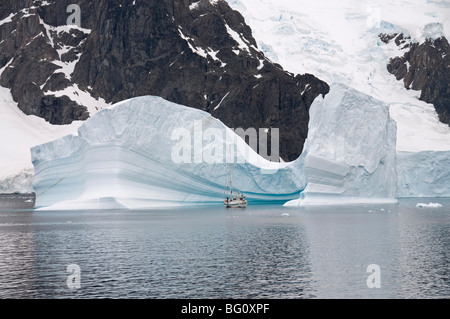 Yacht à voile et iceberg, Canal Errera, Péninsule Antarctique, l'Antarctique, régions polaires Banque D'Images