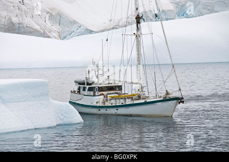 Yacht à voile et iceberg, Canal Errera, Péninsule Antarctique, l'Antarctique, régions polaires Banque D'Images