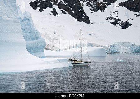 Yacht à voile et iceberg, Canal Errera, Péninsule Antarctique, l'Antarctique, régions polaires Banque D'Images