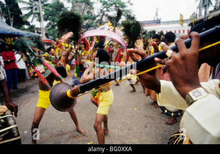 Un groupe de fidèles et de pèlerins danser chanter dans les rues de Palani Tamil Nadu pendant le festival annuel de Thaipusam Hindou Banque D'Images