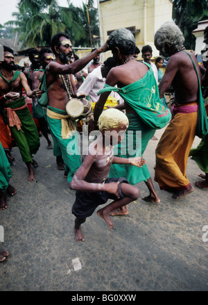 Un groupe de fidèles et de pèlerins danser chanter dans les rues de Palani Tamil Nadu pendant le festival annuel de Thaipusam Hindou Banque D'Images