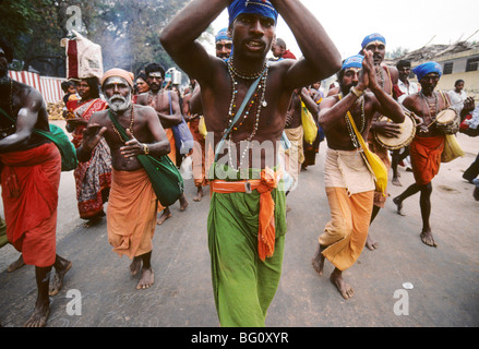 Un groupe de fidèles et de pèlerins danser chanter dans les rues de Palani Tamil Nadu pendant le festival annuel de Thaipusam Hindou Banque D'Images