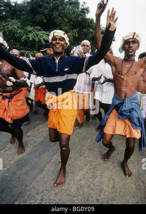 Un groupe de fidèles et de pèlerins danser chanter dans les rues de Palani Tamil Nadu pendant le festival annuel de Thaipusam Hindou Banque D'Images