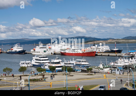 Les navires dans le port de ville la plus australe du monde, Ushuaia, Argentine, Amérique du Sud Banque D'Images