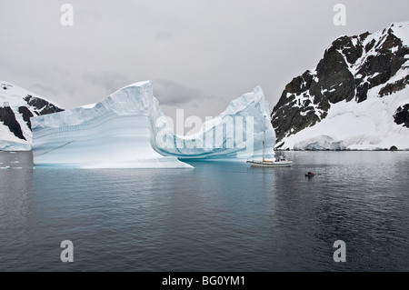 Yacht à voile et iceberg, Canal Errera, Péninsule Antarctique, l'Antarctique, régions polaires Banque D'Images