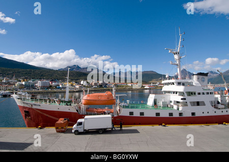 Les navires dans le port de ville la plus australe du monde, Ushuaia, Argentine, Amérique du Sud Banque D'Images