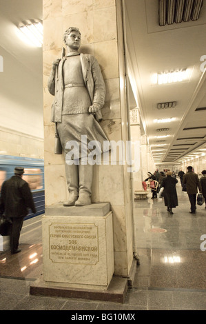 Une statue de Zoya, Kosmodemyanskaya femme courageuse chasse partisane au cours de la DEUXIÈME GUERRE MONDIALE, à la station de métro Partisanskaya, Moscou, Russie Banque D'Images