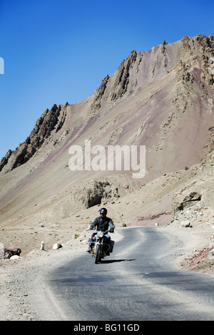 Moto Royal Enfield dans Himalaya, Ladakh, Inde. Banque D'Images