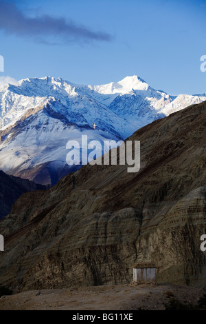 Sommets enneigés de l'himalaya magnifique look au lever du soleil. Le Ladakh, Inde. Banque D'Images