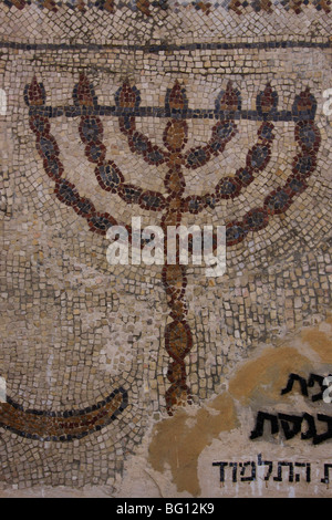 Israël, Beth Shean Valley, une mosaïque représentant une menorah à partir de l'ancienne synagogue de Tel Menorah en kibboutz Tirat Zvi Banque D'Images