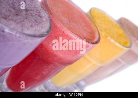 Quatre des milkshakes - mangue, chocolat, framboise et myrtille Banque D'Images