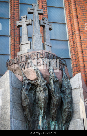 Monument avec traverse en face d'une église de la cathédrale windows de Bialystok. Banque D'Images