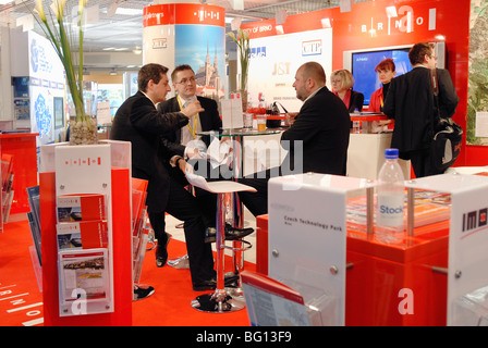 FRANCE CANNES. 11ème mars 2009. Les investisseurs au MIPIM le plus grand événement de discuter des possibilités d'investissement immobilier Banque D'Images