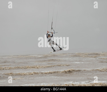 Kite surfer en sautant les vagues Banque D'Images