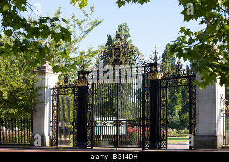 Queens Gate, Queen Mary's Gardens, Regents Park, Londres, Angleterre, Royaume-Uni, Europe Banque D'Images