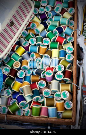 Bobines de coton de couleur vive Banque D'Images