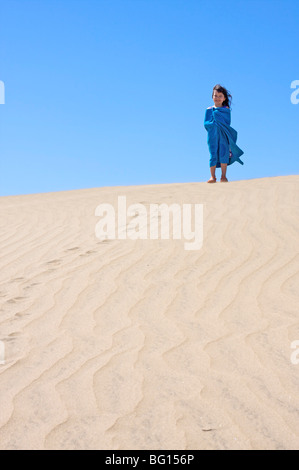 Jeune fille sur les dunes, Maspalomas, Gran Canaria, Îles Canaries, Espagne, Europe Banque D'Images