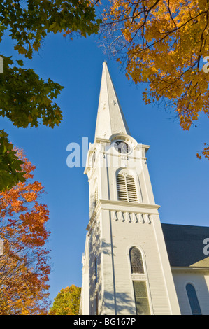 Automne Automne couleurs autour de l'église traditionnelle bois blanc vêtu, Manchester, Vermont, New England, United States of America Banque D'Images