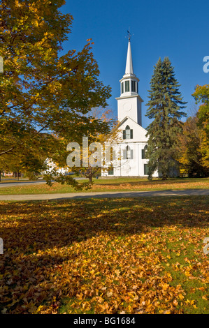 Automne Automne couleurs autour de l'église traditionnelle en bois blanc, Townshend 1/18eme, Vermont, New England, USA Banque D'Images