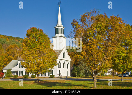 Couleurs d'automne autour du bois blanc traditionnel cocoon église, Townshend, Vermont, New England, United States of America Banque D'Images