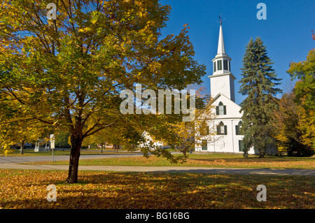 Couleurs d'automne autour du bois blanc traditionnel cocoon église, Townshend, Vermont, New England, United States of America Banque D'Images