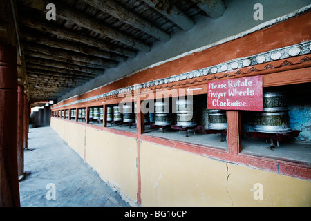 Roues de prière à Hemis Gompa (monastère bouddhiste tibétain) au Ladakh, Inde. Banque D'Images