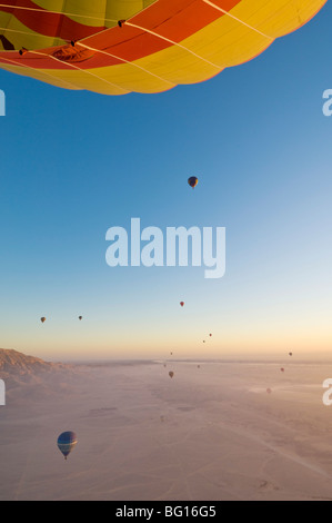 Beaucoup de montgolfières survolant le désert au lever du soleil à l'ouest du Nil près de Louxor, Egypte, Afrique du Nord, Afrique Banque D'Images