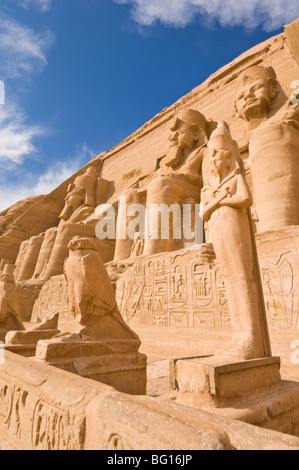 Statues géantes du grand pharaon Ramsès II à l'extérieur de l'unité du Temple de Ramsès II à Abou Simbel, Egypte, Afrique du Nord Banque D'Images