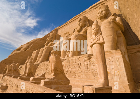 Statues géantes du grand pharaon Ramsès II à l'extérieur de l'unité du Temple de Ramsès II à Abou Simbel, Egypte, Afrique du Nord Banque D'Images