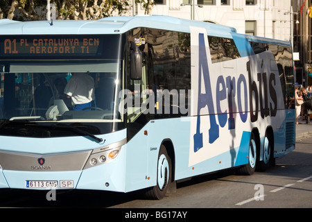 Navette de l'aéroport sur la Plaça de Catalunya, Barcelone, Espagne. Banque D'Images