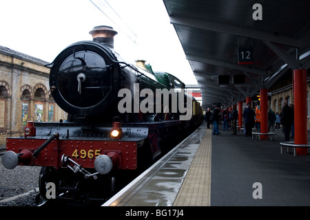 Great Western locomotive à vapeur 'rood Ashton Hall' ramasser des passagers à la gare de Crewe Banque D'Images