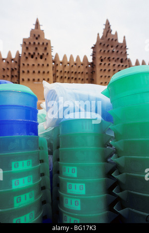 Seaux en plastique et pots pour utilisation à domicile sont affichées dans le marché central en face de la célèbre Grande Mosquée, le plus grand bâtiment en brique d'adobe ou de boue dans le monde, Djenné, Mali, Afrique de l'Ouest Banque D'Images