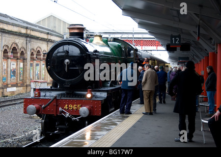 Great Western locomotive à vapeur 'rood Ashton Hall', tirant sur la ville de Chester, spécial en attente dans la gare de Crewe Banque D'Images