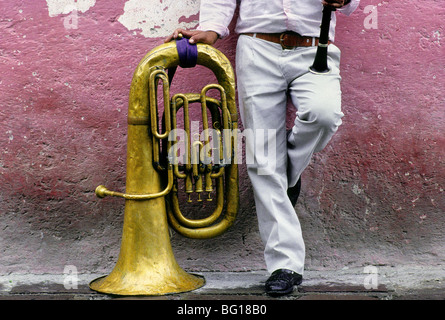 Un participant dans un groupe est titulaire d'un tuba et d'une clarinette que le groupe prend une pause pendant les concerts à Oaxaca, Mexique Banque D'Images