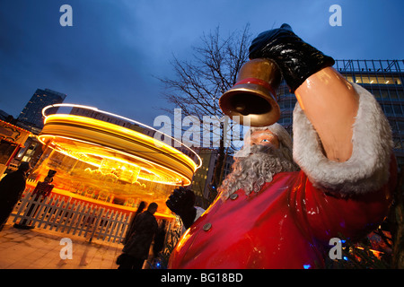 Royaume-uni, Angleterre, Manchester, Spinningfields, figure du Père Noël cloche qui sonne Banque D'Images