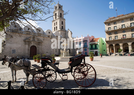 La Plaza San Francisco et Basilica Menor de San Francisco de Asis, La Vieille Havane, Cuba, Antilles, Amérique Centrale Banque D'Images