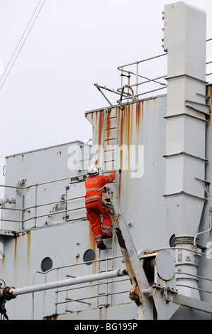 Escalade sur l'échelle de pompier ship on fire Banque D'Images