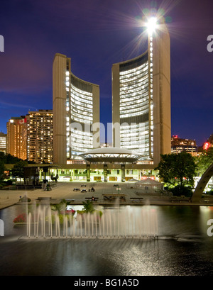 Nouvel Hôtel de Ville & Nathan Phillips Square at Night, Toronto, Ontario, Canada, Amérique du Nord Banque D'Images