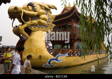 Hangzhou, Chine. Bateau de croisière dans la forme d'un dragon sur le lac de l'Ouest. Banque D'Images