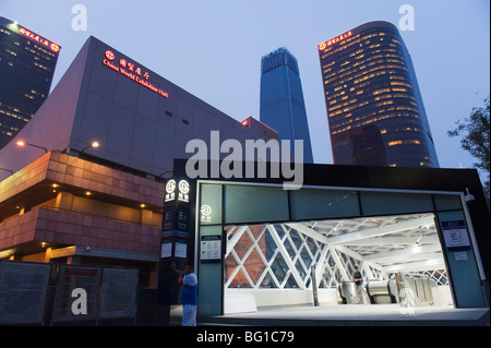 Entrée de la station de métro en face de l'hôtel World Trade Center et le centre des bâtiments, Guomao district, Beijing, China, Asia Banque D'Images