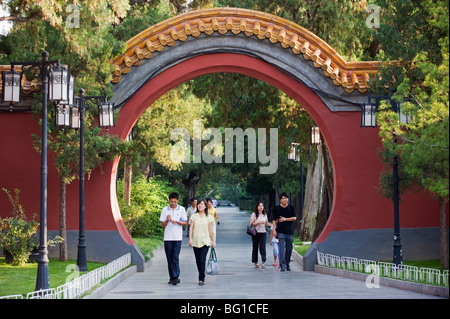 Visiteurs balade au cœur d'un porte voûtée à Zhongshan Park, Beijing, China, Asia Banque D'Images