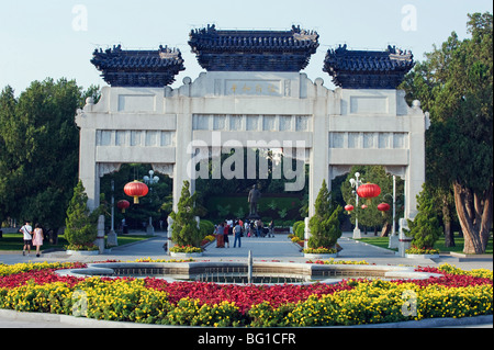 Une porte traditionnelle chinoise au mémorial Sun Yat-Sen à Zhongshan Park, Beijing, China, Asia Banque D'Images