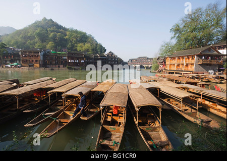 Bateaux amarrés sur une rivière, dans la vieille ville de Fenghuang, Province du Hunan, Chine, Asie Banque D'Images