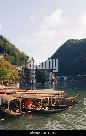 Bateaux amarrés sur une rivière, dans la vieille ville de Fenghuang, Province du Hunan, Chine, Asie Banque D'Images