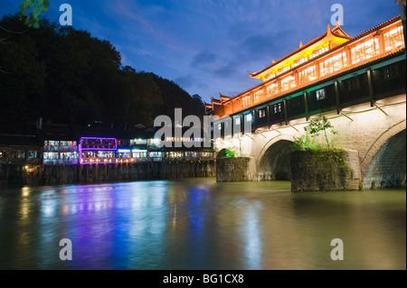 Vent et pluie bridge illuminé la nuit, Fenghuang, Province du Hunan, Chine, Asie Banque D'Images